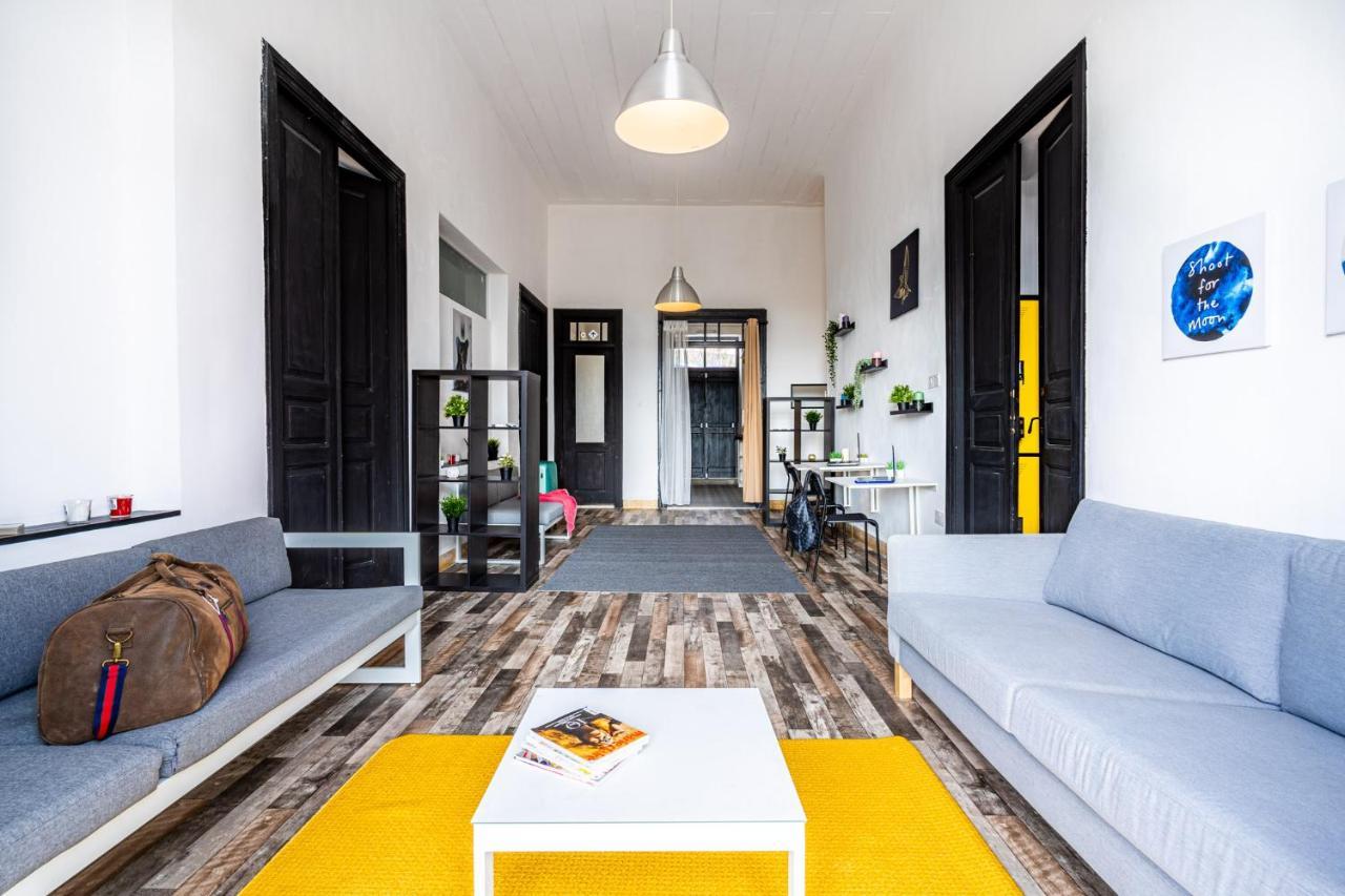 Bee Hostel ลิมาซอล ภายนอก รูปภาพ