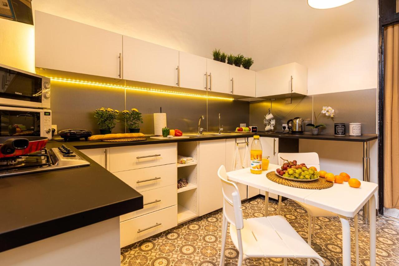 Bee Hostel ลิมาซอล ภายนอก รูปภาพ